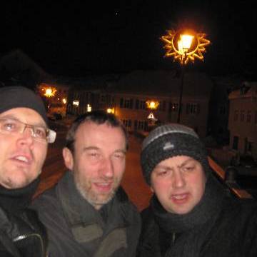 drei Männer im Schnee